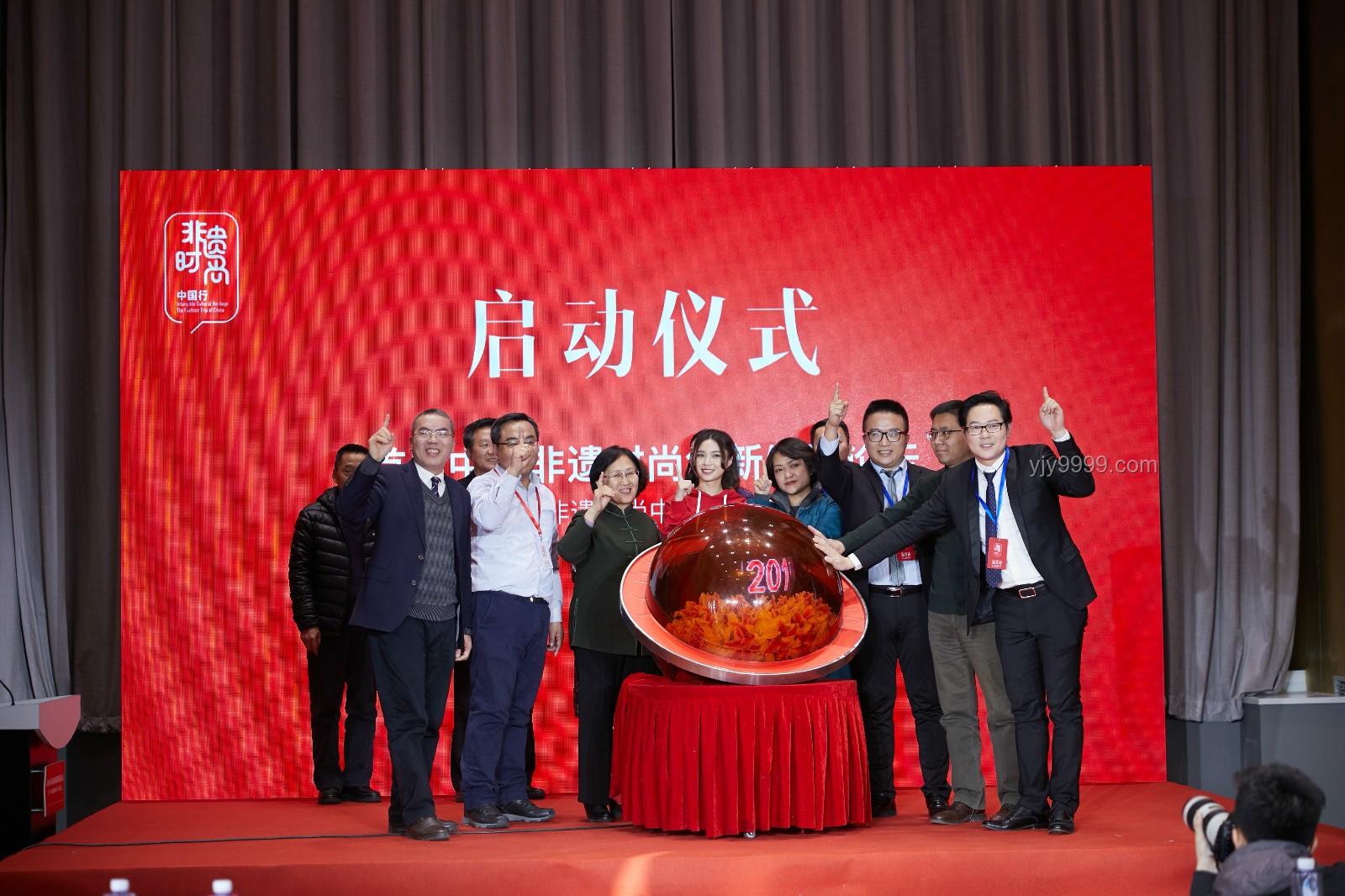 探秘非遗新境：总书记引路，跨界非遗创新行